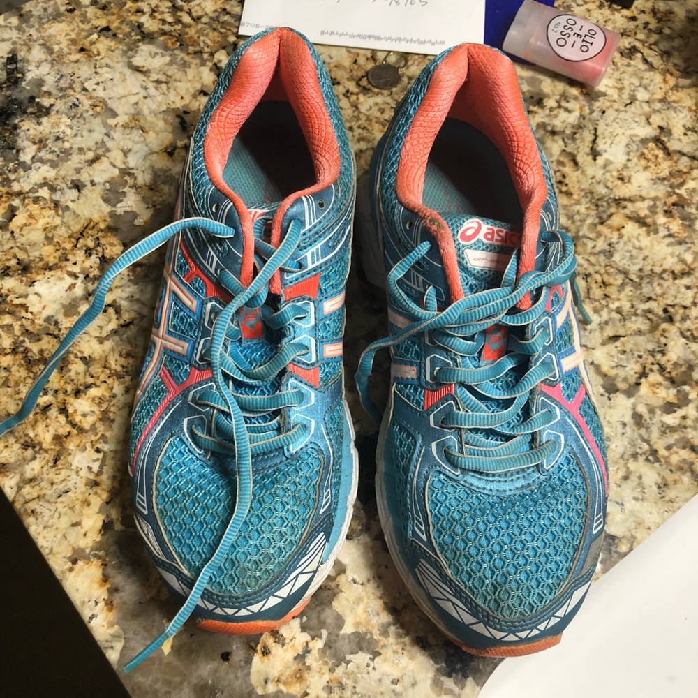Oasics lightly worn tennis shoes 7.5